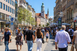 Πλήθος κόσμου σε κεντρικό πεζόδρομο βαυαρικής πόλης