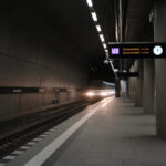 Σταθμός του μετρό στο Μόναχο με φωτεινές ενδείξεις συρμού να πλησιάζει την αποβάθρα