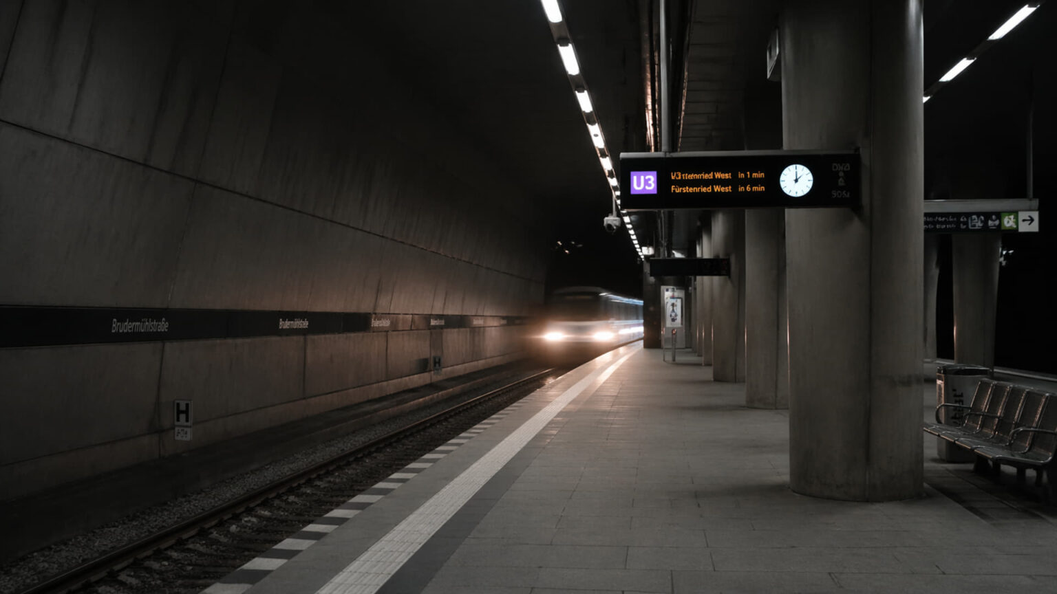 Σταθμός του μετρό στο Μόναχο με φωτεινές ενδείξεις συρμού να πλησιάζει την αποβάθρα