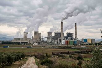 Βιομηχανικές εγκαταστάσεις παραγωγής ενέργειας με μεγάλους πύργους ψύξης