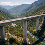 Hohe Autobahnbrücke über einem Gebirgstal in der Region Epirus in Griechenland