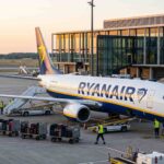 Αεροσκάφος της Ryanair σταθμευμένο στο αεροδρόμιο BER του Βερολίνου κατά τη διάρκεια προετοιμασίας