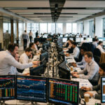 Finanzzentrum mit digitalen Anzeigetafeln, die Aktienkurse und Finanzdaten anzeigen