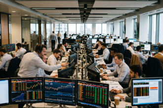 Finanzzentrum mit digitalen Anzeigetafeln, die Aktienkurse und Finanzdaten anzeigen