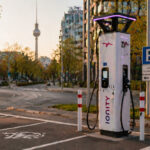 Ένα σύγχρονο ηλεκτρικό αυτοκίνητο σταθμευμένο σε άδειο δημόσιο σταθμό φόρτισης στη Γερμανία