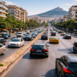 Viel Verkehr auf einer mehrspurigen Hauptstraße im Zentrum von Athen