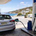 Eine Tankstelle auf einer griechischen Insel mit Preisanzeigen im Sommer