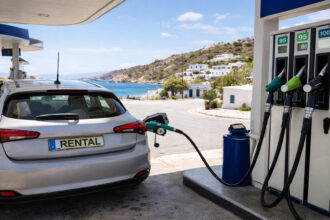 Eine Tankstelle auf einer griechischen Insel mit Preisanzeigen im Sommer