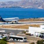 Ein Flugzeug landet an einem sonnigen Tag auf einem griechischen Insel-Flughafen