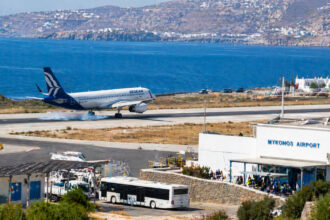 Ein Flugzeug landet an einem sonnigen Tag auf einem griechischen Insel-Flughafen
