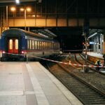 Αμαξοστοιχία σε σιδηροδρομικό σταθμό με διακριτική παρουσία αστυνομικών δυνάμεων κατά τη διάρκεια της νύχτας