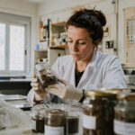 Ein Wissenschaftler wertet in einem Labor in Athen alte Bodenproben aus den 1980er Jahren aus.