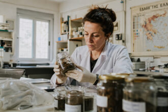 Ein Wissenschaftler wertet in einem Labor in Athen alte Bodenproben aus den 1980er Jahren aus.