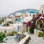 Bewölkter Himmel über einem traditionellen Dorf in Griechenland vor den Osterfeiertagen