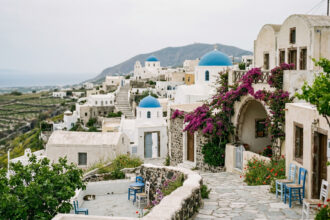 Bewölkter Himmel über einem traditionellen Dorf in Griechenland vor den Osterfeiertagen