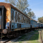 Alte, stillgelegte Waggons der griechischen Eisenbahn auf einem Abstellgleis