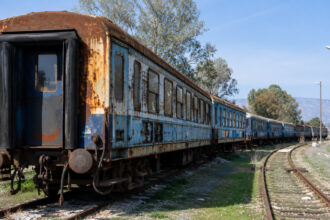 Alte, stillgelegte Waggons der griechischen Eisenbahn auf einem Abstellgleis