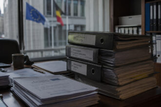 Έγγραφα ελέγχου και φάκελοι σε γραφείο ευρωπαϊκού θεσμού στις Βρυξέλλες για τα ευρωπαϊκά κονδύλια