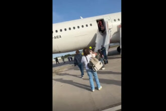 Επιβάτες αποβιβάζονται από αεροσκάφος της Lufthansa στην Αθήνα