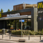 Ein McDonald's Restaurant in Griechenland von außen bei Tageslicht.