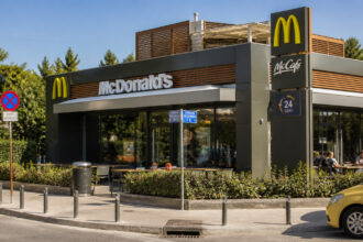 Ein McDonald's Restaurant in Griechenland von außen bei Tageslicht.