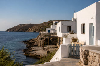 Griechische Küstenlandschaft mit traditioneller Bebauung auf einer Insel