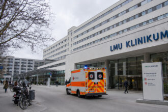 Εξωτερική όψη νοσοκομειακής εγκατάστασης κατά τη διάρκεια εφαρμογής υγειονομικών πρωτοκόλλων