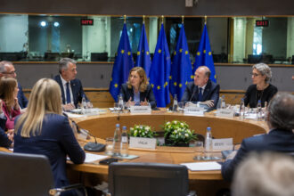 Delegation des Europäischen Parlaments bei offiziellen Beratungen in einem Regierungsgebäude in Griechenland.