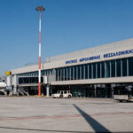 Ein Flugzeug der Fluggesellschaft Ryanair steht auf dem Rollfeld eines modernen Flughafens in Griechenland.