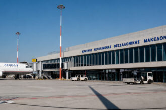 Ein Flugzeug der Fluggesellschaft Ryanair steht auf dem Rollfeld eines modernen Flughafens in Griechenland.