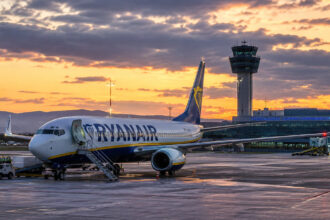 Ein Flugzeug der Ryanair auf dem Rollfeld des Flughafens Thessaloniki Makedonia bei Sonnenuntergang.