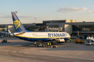 Αεροσκάφος της Ryanair σταθμευμένο στην πίστα του αεροδρομίου Μακεδονία στη Θεσσαλονίκη