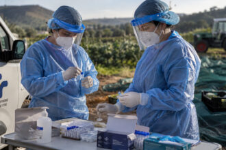 Medizinisches Personal bereitet Tuberkulose-Tests für Landarbeiter in Westgriechenland vor