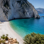 Eine abgelegene Bucht mit weißen Klippen, Sandstrand und türkisblauem Wasser auf der Insel Kefalonia in Griechenland.