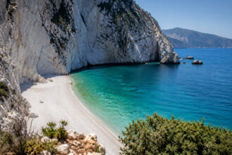 Eine abgelegene Bucht mit weißen Klippen, Sandstrand und türkisblauem Wasser auf der Insel Kefalonia in Griechenland.