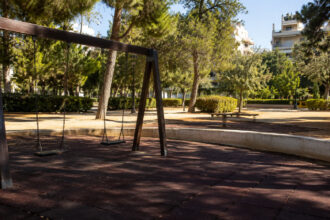 Ein leerer Spielplatz in Griechenland im Nachmittagslicht unterstreicht den Geburtenrückgang.