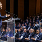 Eine moderne Bühne für eine Geschäftskonferenz in Athen mit hochkarätigen internationalen Sprechern aus Technologie und Handel.