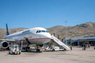 Ein großes Passagierflugzeug der TUI steht auf dem Rollfeld eines griechischen Flughafens