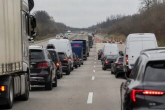 Ουρά οχημάτων και φορτηγών στον αυτοκινητόδρομο Α1 κοντά στη Βρέμη λόγω έργων