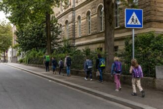 Μαθητές περπατούν με ασφάλεια σε πεζοδρομημένο δρόμο έξω από σχολείο στη Στουτγάρδη