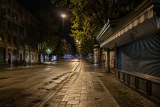 Κλειστό περίπτερο τη νύχτα σε δρόμο στο Μόναχο της Βαυαρίας