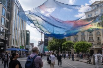 Η πολύχρωμη καλλιτεχνική εγκατάσταση της Janet Echelman πάνω από την πλατεία Konstablerwache στη Φρανκφούρτη.