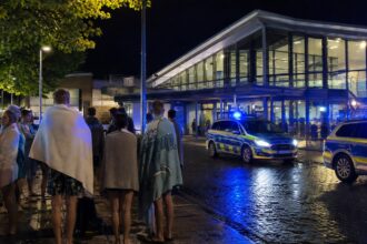 Αστυνομικό όχημα έξω από το κολυμβητήριο στο Werne κατά τη διάρκεια της εκκένωσης.
