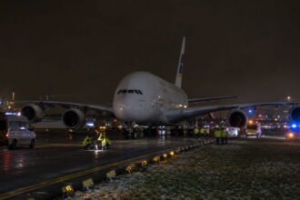 Πρόωρη προσγείωση αεροσκάφους Airbus A380 της Lufthansa στο αεροδρόμιο του Μονάχου τη νύχτα