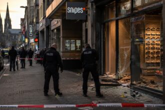 Αστυνομικοί αποκλείουν εμπορικό δρόμο στη Γερμανία μετά από περιστατικό ασφαλείας σε επιχείρηση