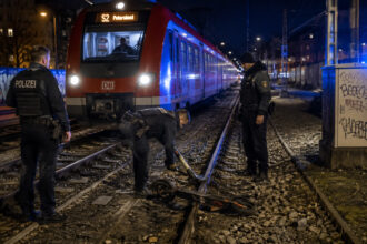 Αστυνομικοί ελέγχουν τις σιδηροδρομικές γραμμές μετά από ρίψη ηλεκτρικού πατινιού στις ράγες του S-Bahn
