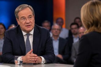 Ο Armin Laschet συνομιλεί με πολιτικούς αναλυτές στο τηλεοπτικό στούντιο της εκπομπής Caren Miosga, αναλύοντας τα ποσοστά της AfD.