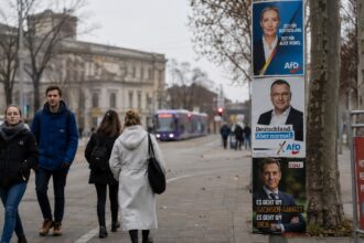 Πολιτικές αφίσες και προετοιμασίες για τις επερχόμενες εκλογές στους δρόμους της Σαξονίας-Άνχαλτ στη Γερμανία.