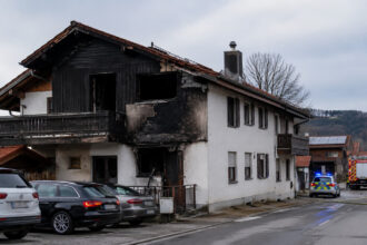 Πυροσβεστικά οχήματα και δυνάμεις διάσωσης έξω από κτίριο κατοικιών μετά από φωτιά στη Βαυαρία