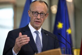 Ο Γερμανός Καγκελάριος Friedrich Merz σε δημόσια εμφάνιση με σοβαρό ύφος